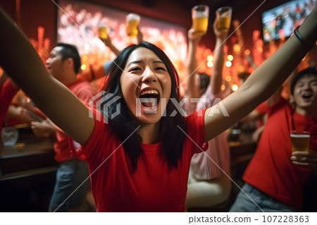 一位女士在酒吧一邊喝啤酒一邊看體育比賽 1 AI 生成的圖像 一位女士在酒吧一邊喝啤酒一邊看體育比賽 1 AI 生成的圖像 107228363