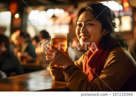 女人在酒吧一邊喝啤酒一邊看體育比賽 7 AI 生成的圖像 107228369