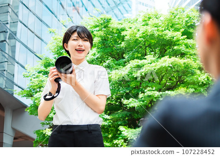 女性商業攝影師為男性拍攝個人資料照片 女性商業攝影師為男性拍攝個人資料照片 107228452