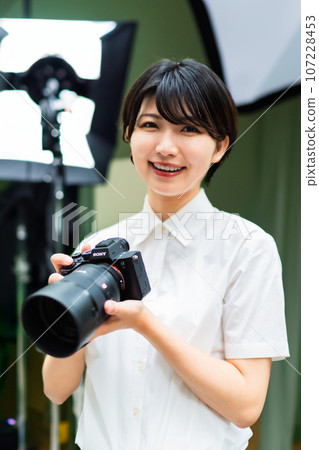 在攝影機構工作的女性攝影師 107228453