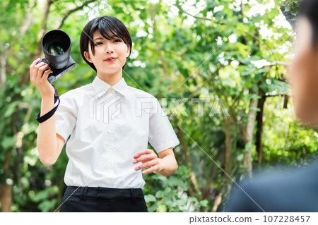女性商業攝影師為男性拍攝個人資料照片 107228457