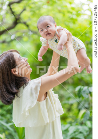 一個可愛的寶寶被愛和寶寶的媽媽 107228468