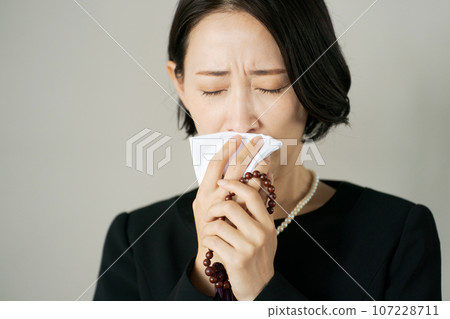 一個穿著喪服哭泣的女人的照片 107228711