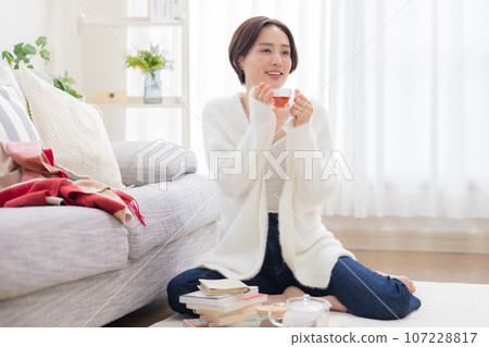 一個女人在客廳放鬆 107228817