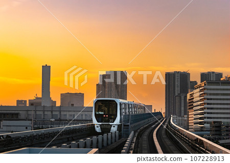 Yurikamome rides through the sunset in the city center Yurikamome rides through the sunset in the city center 107228913
