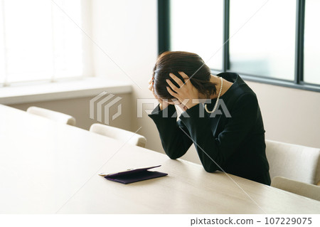 穿著喪服的女人獨自悲傷 107229075