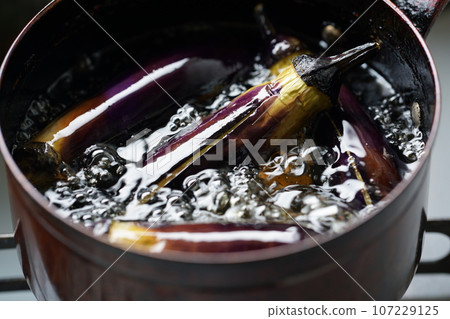 Making jade eggplant, fried eggplant on ice 107229125