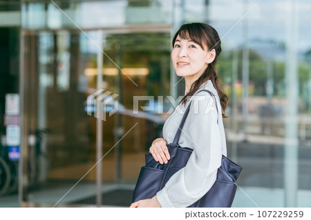 上班、通勤、大公司工作的商業女性和職業女性 107229259