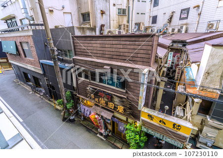 日本橫濱城市景觀九月。橫濱站前酒吧區狸小路的景色 107230110