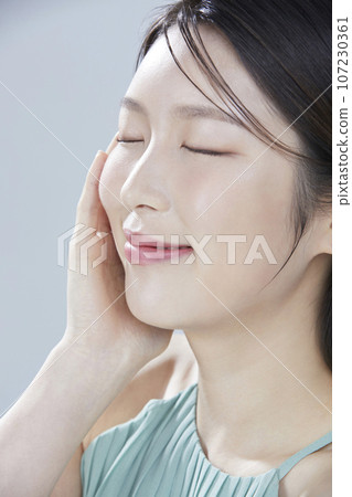 beauty concept photo of korean asain beautiful woman with cosmetic 107230361