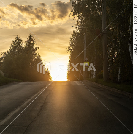 Empty city road at sunset. The road goes up. Success and growth concept. Beautiful city background 107232117