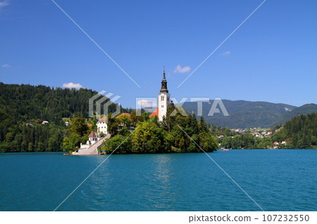 南歐斯洛維尼亞的布萊德湖:布萊德島和聖母升天教堂漂浮在碧綠的湖上 南歐斯洛維尼亞的布萊德湖:布萊德島和聖母升天教堂漂浮在碧綠的湖上 107232550