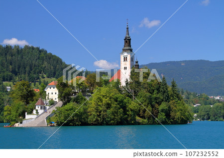 南歐斯洛維尼亞的布萊德湖：布萊德島和聖母升天教堂漂浮在碧綠的湖上 107232552