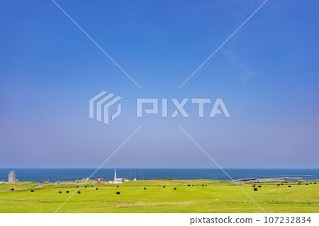 日本最北端宗谷岬、牧場捲、草原、大海 日本最北端宗谷岬、牧場捲、草原、大海 107232834
