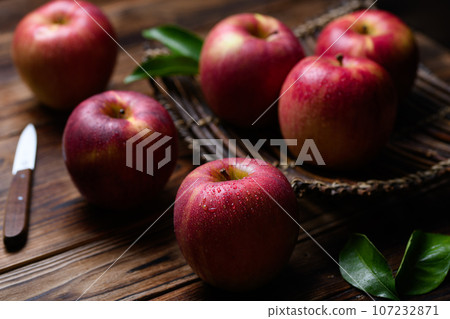 非常甜的蘋果（蘋果）蘋果（老闆黑背景） 107232871