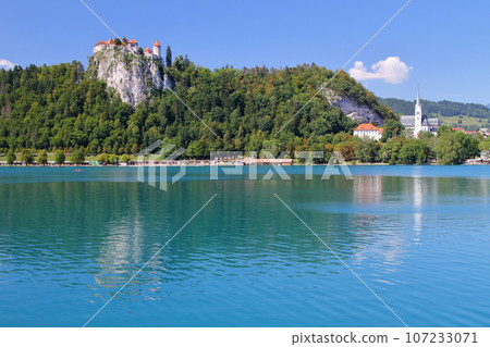 布萊德湖位於歐洲南部斯洛維尼亞。布萊德城堡矗立在碧綠的湖岸懸崖上。 107233071