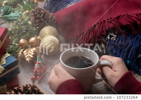 coffee christmas hand 107233264