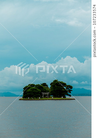 漂浮在湖中的島嶼 107233574