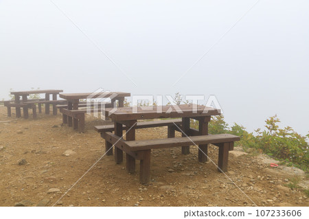 霧中的觀景台 107233606