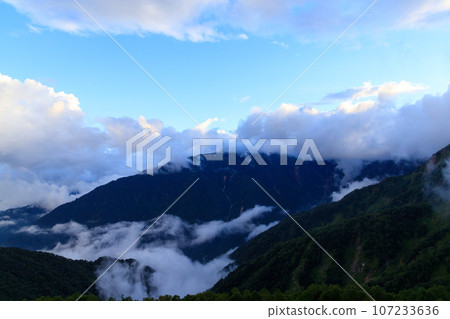 透過雲層看到的藍天和從種池山莊展望台看到的景色 107233636
