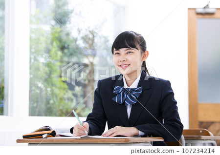 高中女生微笑上課 107234214