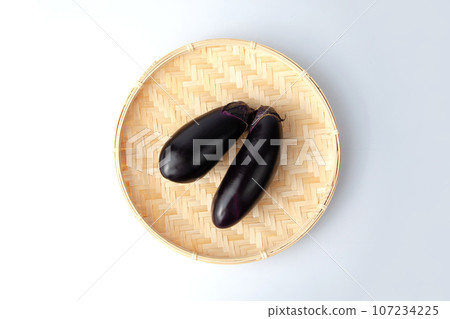 茄子 茄子白色背景 107234225