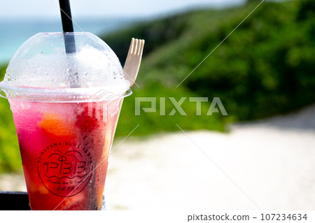 Take-out tropical drinks to drink while looking out at the sea under the midsummer sun 107234634
