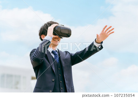 戴著 VR 護目鏡並體驗虛擬實境/元宇宙的商人/培訓師 戴著 VR 護目鏡並體驗虛擬實境/元宇宙的商人/培訓師 107235054
