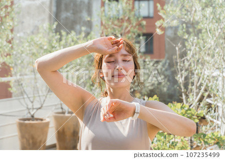 A woman/sportswoman exercising using a smart watch A woman/sportswoman exercising using a smart watch 107235499