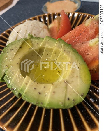 酪梨番茄馬蘇里拉沙拉－義式開胃菜 107235502