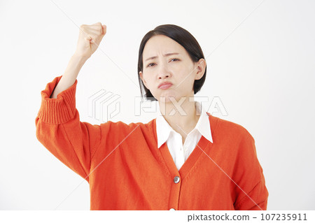 憤怒的女人白色背景 107235911