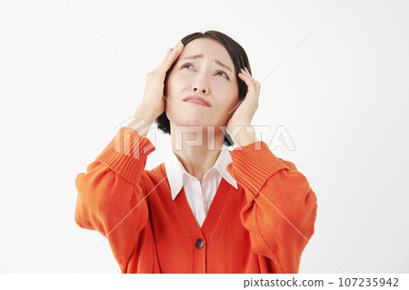 一個女人抱著她的頭白色背景 107235942