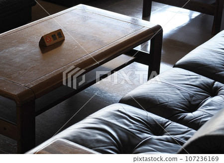 客廳的沙發和桌上放置了禁煙牌 客廳的沙發和桌上放置了禁煙牌 107236169