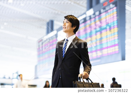 從機場去出差的年輕商人 107236322