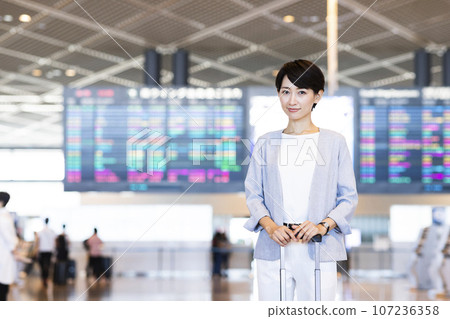 從機場去出差的年輕女商人 107236358