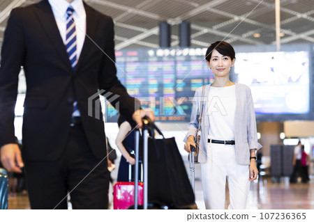 從機場去出差的年輕女商人 107236365