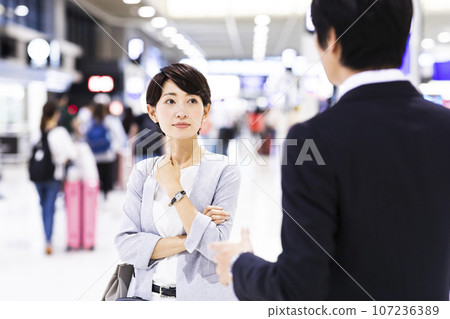 從機場出發出差的年輕男女商人 107236389