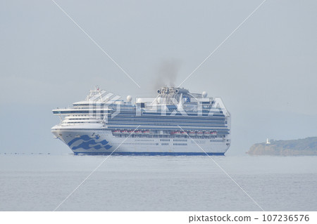 拍攝秋季北海道函館市函館港停靠的鑽石公主號遊輪的景色 107236576
