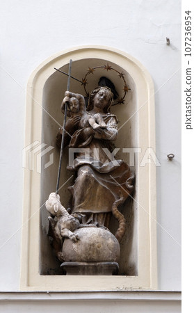 Virgin Mary with baby Jesus, statue on the house facade in Graz, Styria, Austria Virgin Mary with baby Jesus, statue on the house facade in Graz, Styria, Austria 107236954