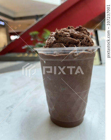 濃鬱巧克力奶昔:一款濃鬱的巧克力口味甜點飲品。 濃鬱巧克力奶昔:一款濃鬱的巧克力口味甜點飲品。 107237001
