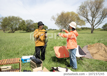 夫婦搭建露營地 107237245