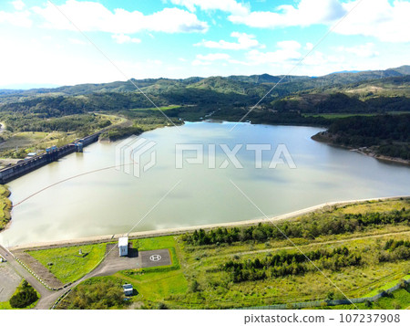 拍攝北海道今金町美里川大壩秋天的景色 107237908