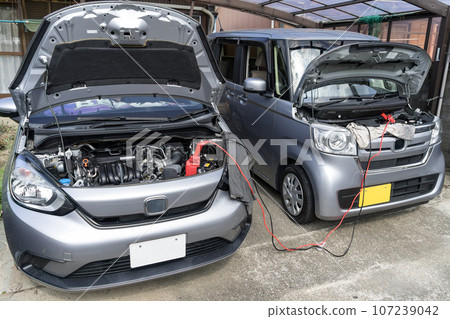 汽車電池啟動和急救用助推器電纜啟動跳躍 汽車電池啟動和急救用助推器電纜啟動跳躍 107239042