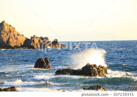海、岩石和波浪噴霧 海、岩石和波浪噴霧 107239335