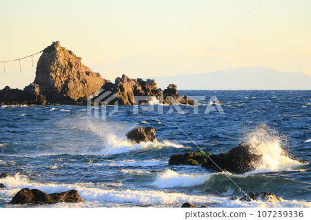海、岩石和波浪噴霧 海、岩石和波浪噴霧 107239336