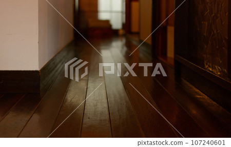 一棟老木屋的走廊 107240601