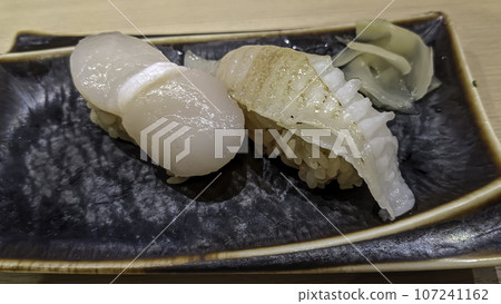陽台握壽司配扇貝和鰈目魚 陽台握壽司配扇貝和鰈目魚 107241162