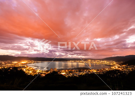 The night view of Lake Suwa seen from Tateishi Park looks like a comet has fallen. 107241323