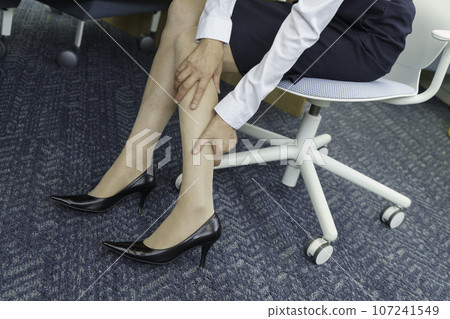 一位擔心辦公室腳腫脹的女性的腳 一位擔心辦公室腳腫脹的女性的腳 107241549