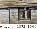 Wall of abandoned wooden house 107243048